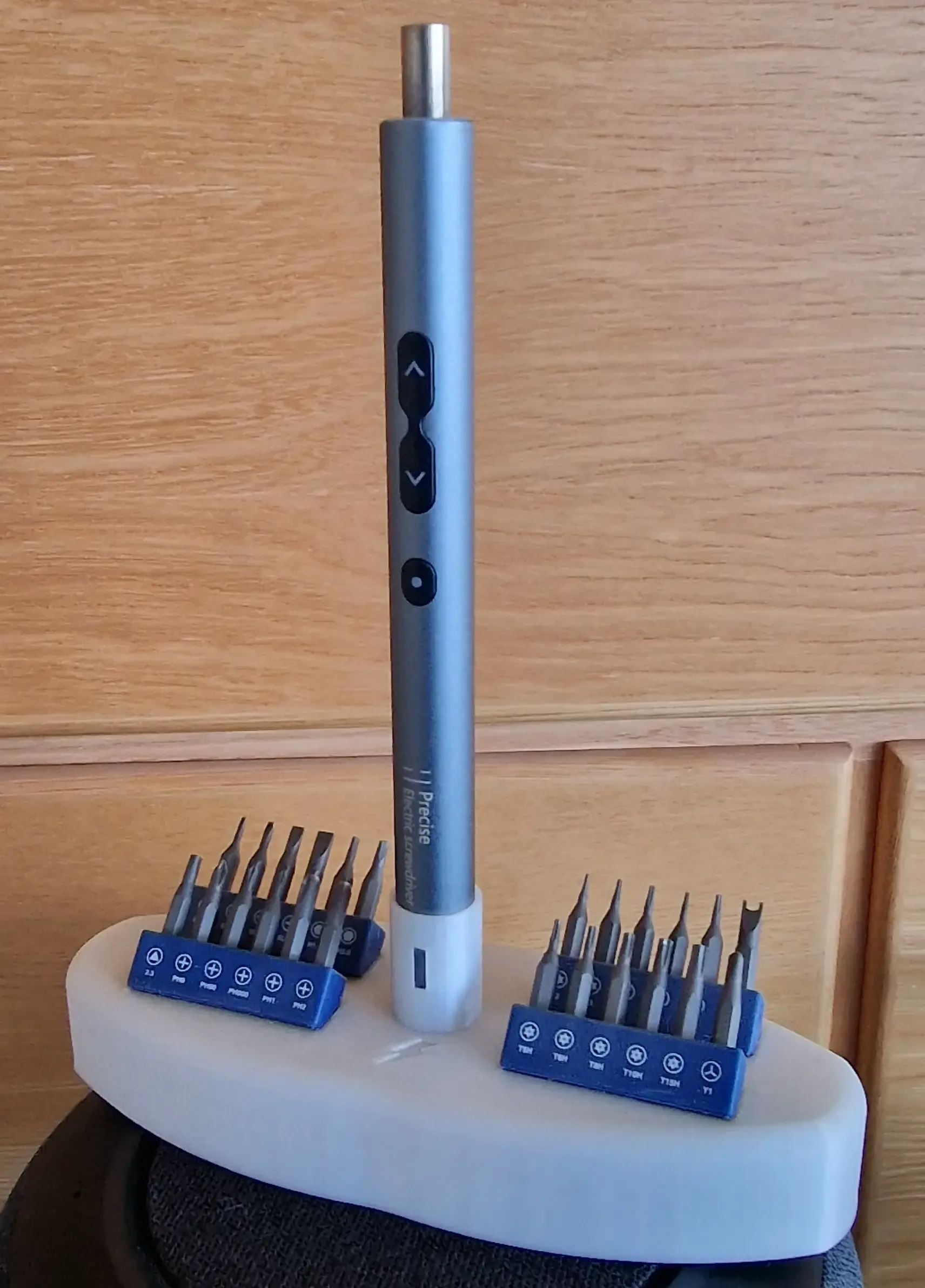 Electric screwdriver charging base with bit holder