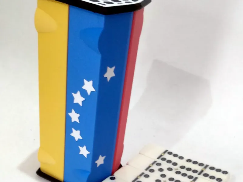 Venezuela domino box transformable into a domino holder