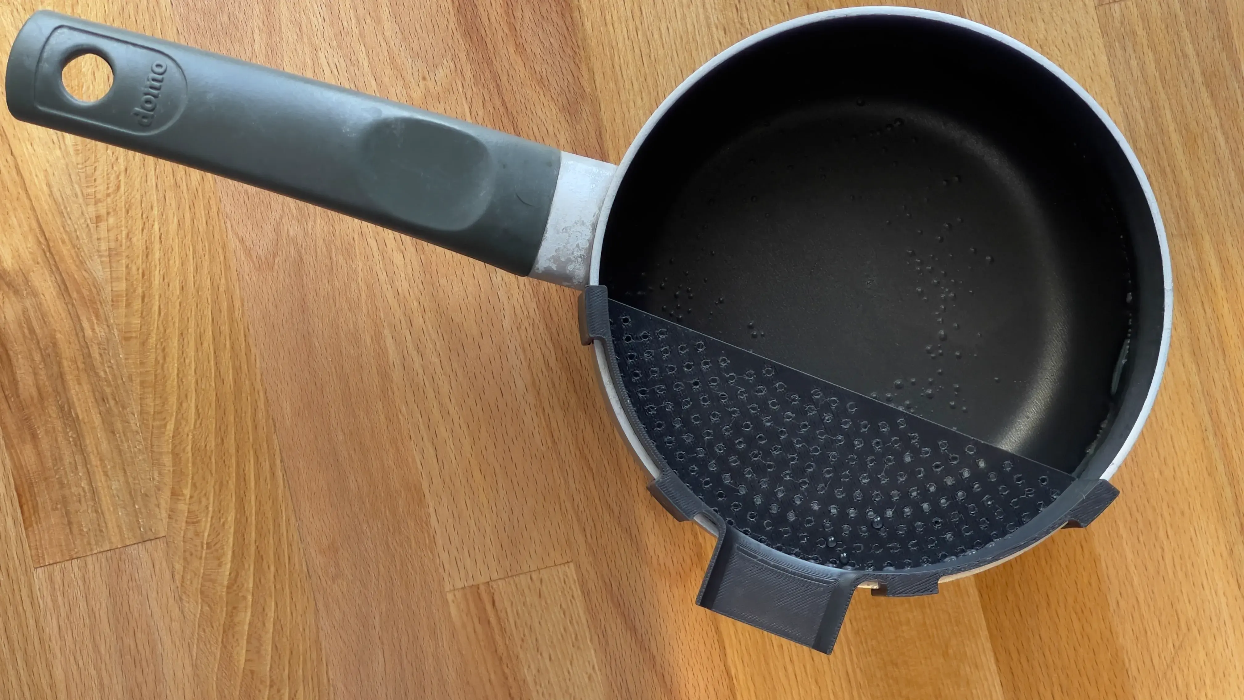 Clip-on strainer for pots, pans and bowls