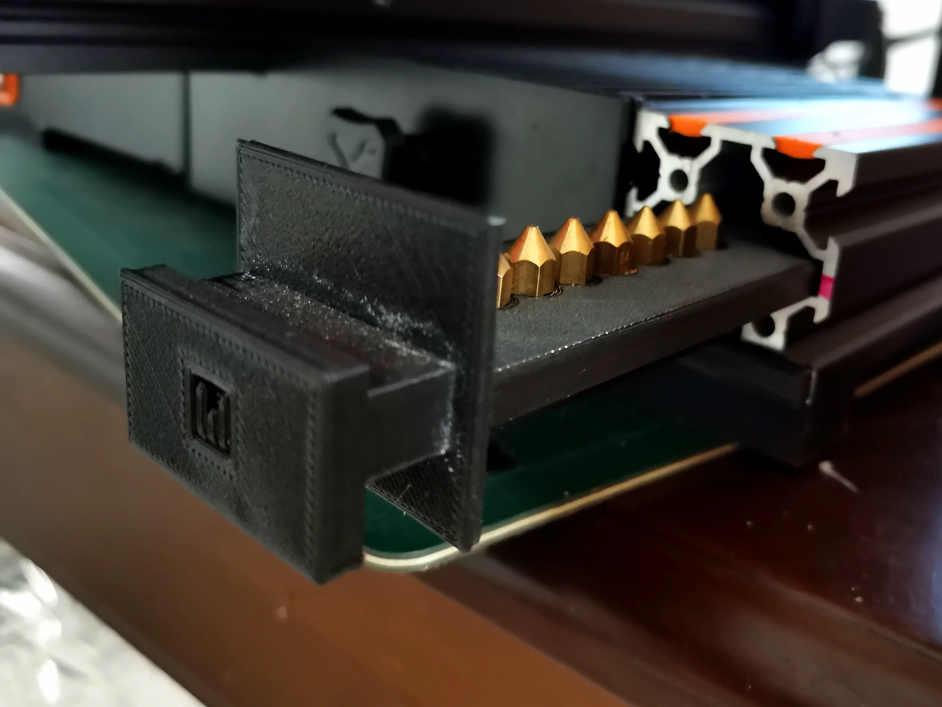 Hidden nozzle container for Ender3/v2/v2 neo