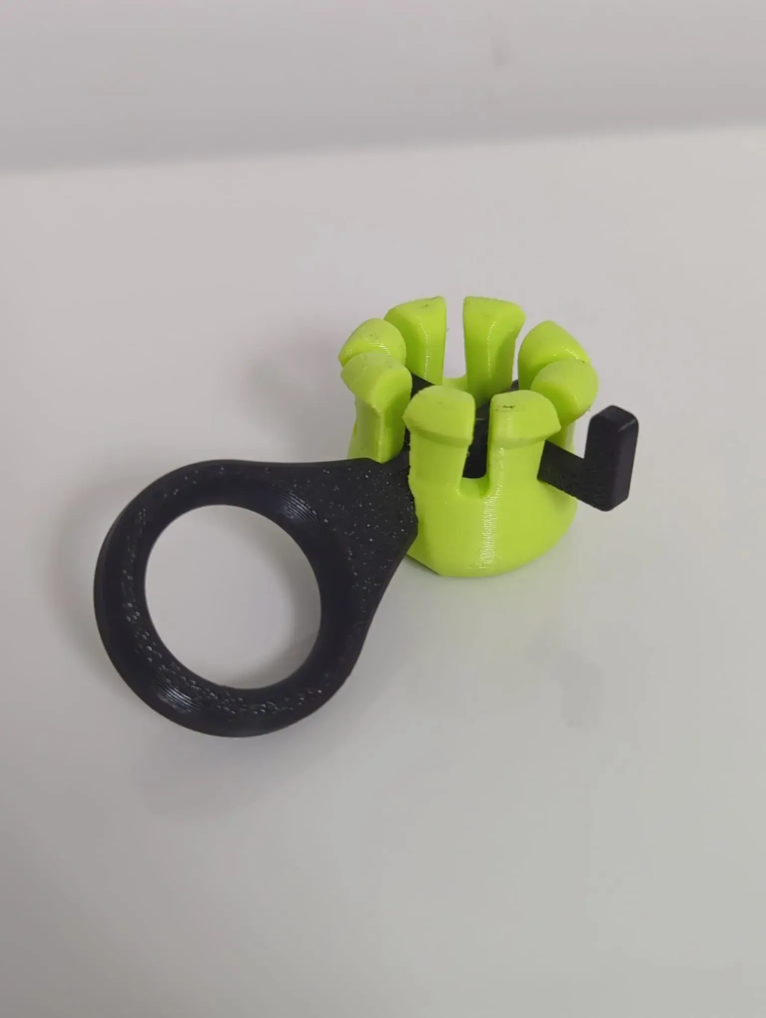 The Crown Grip - Assistive rotating shear grip