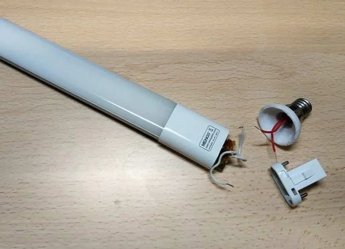 Reciclaggio di una lampadina led G23 a E14
