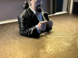 estatua parrita con micro-1
