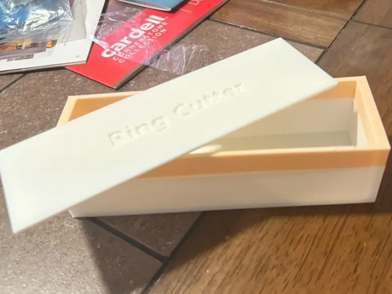 Petite boîte rectangulaire avec couvercle