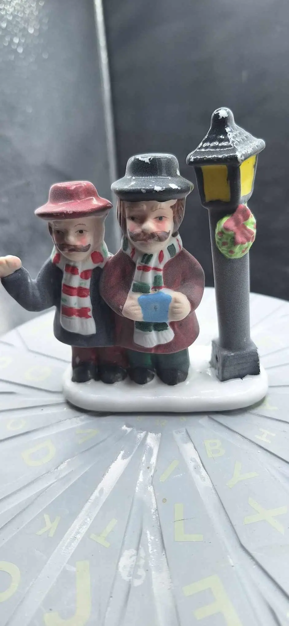 2 gentlemen street lamp winter