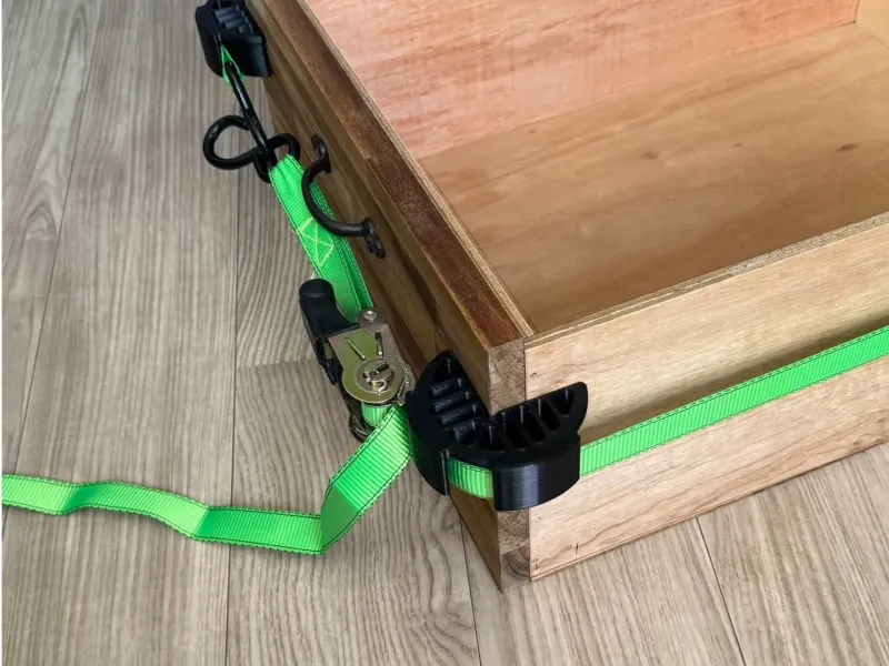 Strap corner clamp