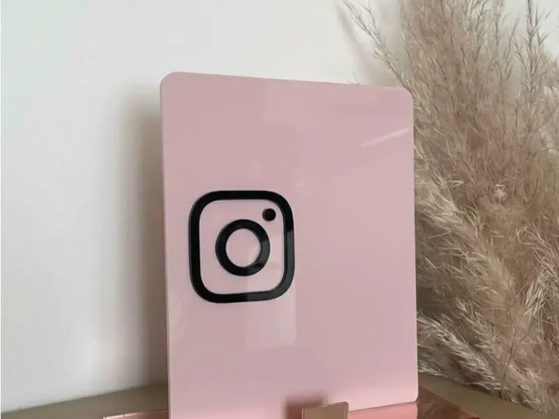 TABLERO PARA COLOCAR INSTAGRAM QR Y DATOS