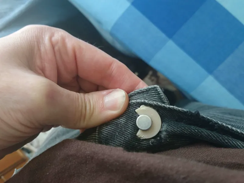 موفر أزرار الجينز