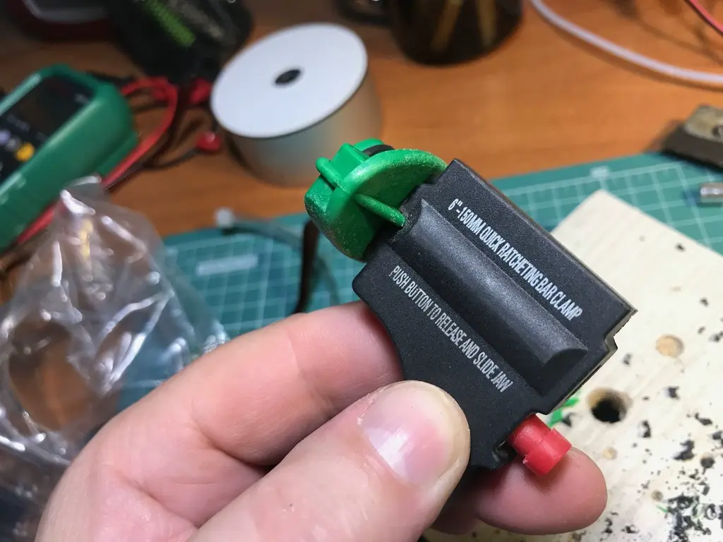 Spender für Lötpaste und Flussmittel