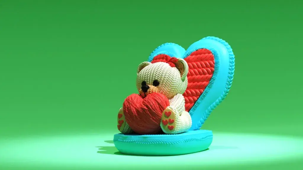 دمية صغيرة من الكروشيه على وسادة على شكل قلب مرسومة 3 م ف