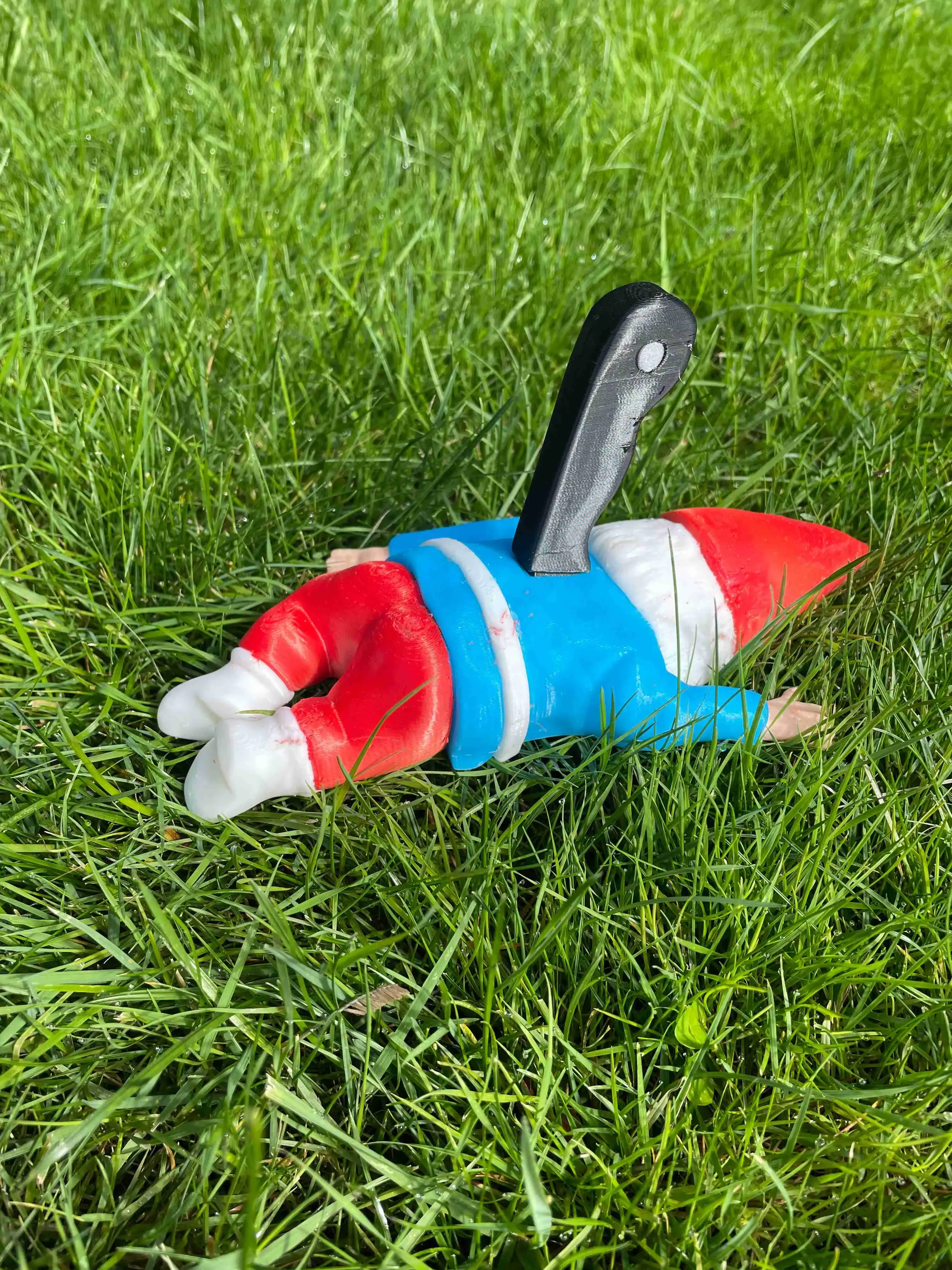 MURDERED GNOME WITH KNIFE FIGURINE - EASY PRINT