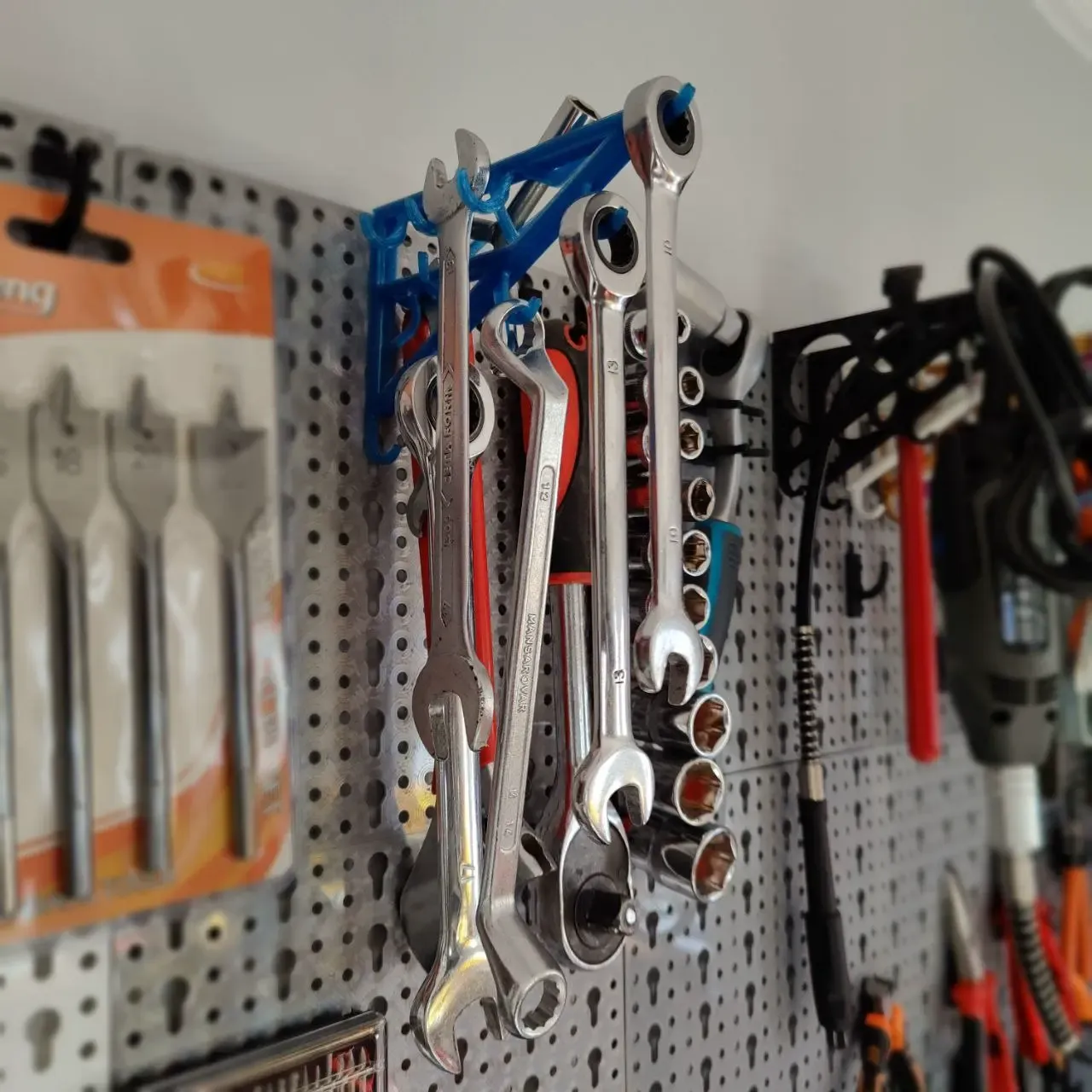 PEGBOARD (TOOL PANEL) KIT WITH A VARIETY OF TOOLS