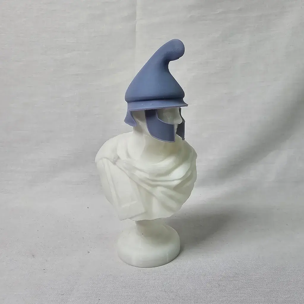 Casco frigio con figura