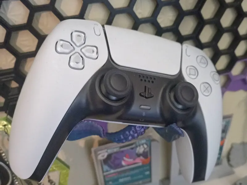 PS5 DUALSENSEコントローラーホルダー/マウント テンタクル HSW