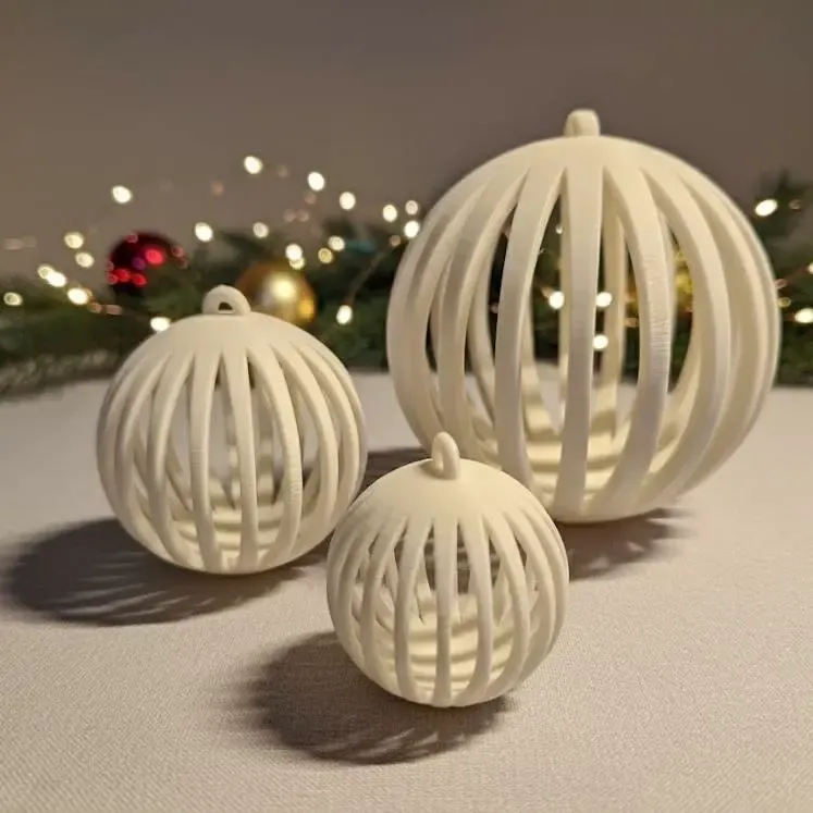 Moderne Weihnachtsbaumkugel -- modisch