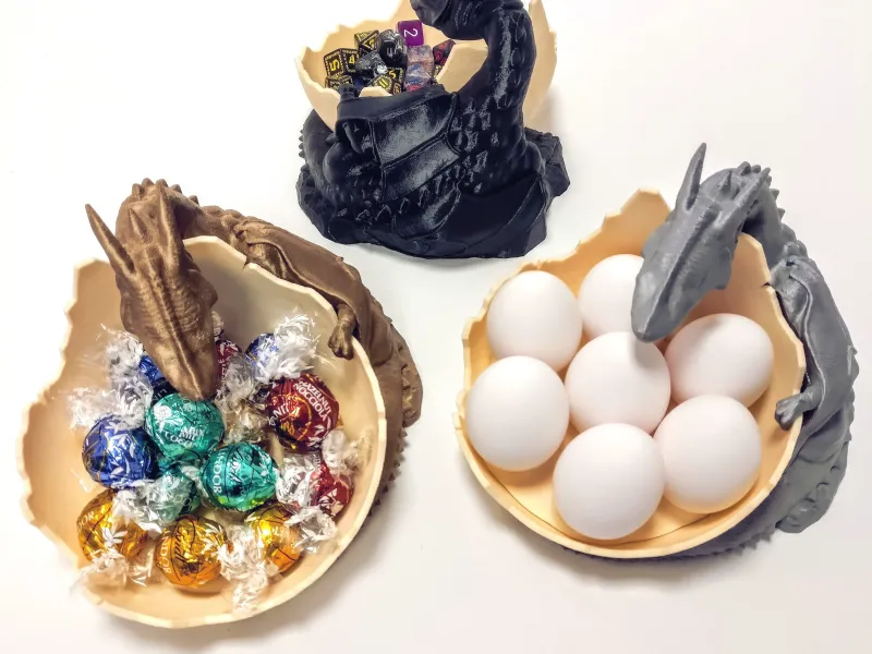 卵、キャンディ、またはサイコロを守るドラゴン