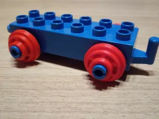 Duplo train wheel and spacer for wood track