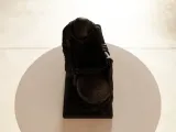 Uomo che copre l'Orbe-8