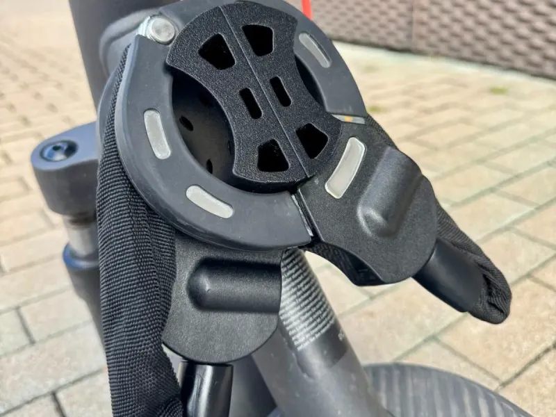 Support de cadenas à menottes pour trottinette électrique V2 – Montage sur potence (50 mm)