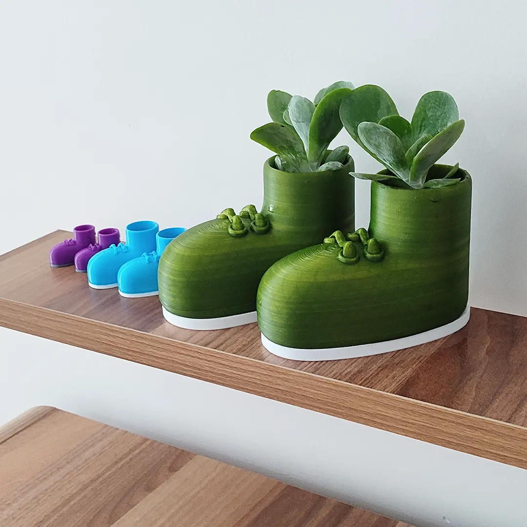 SHOE-LOOK FLOWERPOT AND PENCIL CASE