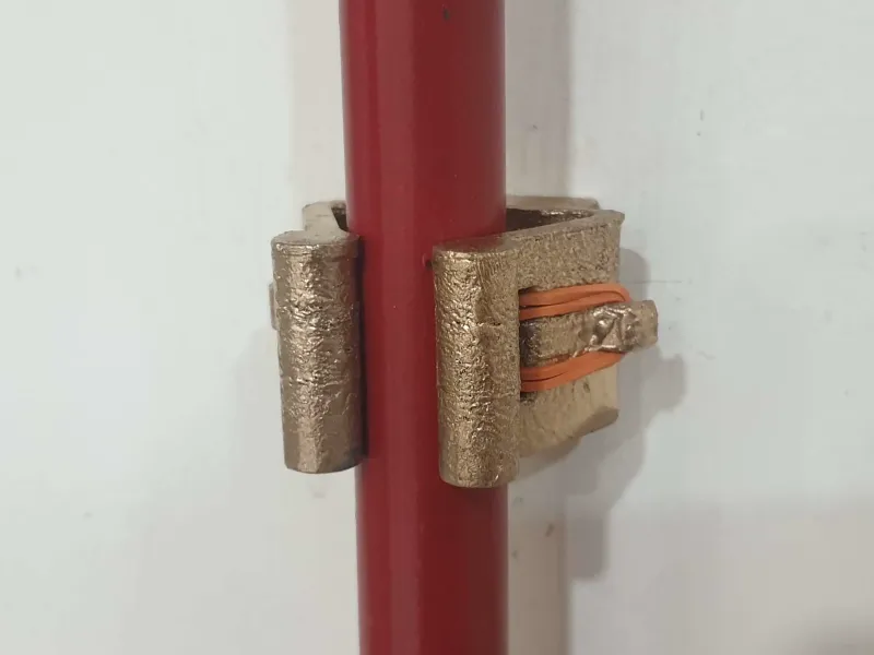 Lastik Bantlı Süpürge Çubuğu Tutucu