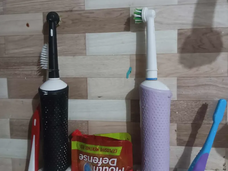 PORTE-BROSSE À DENTS