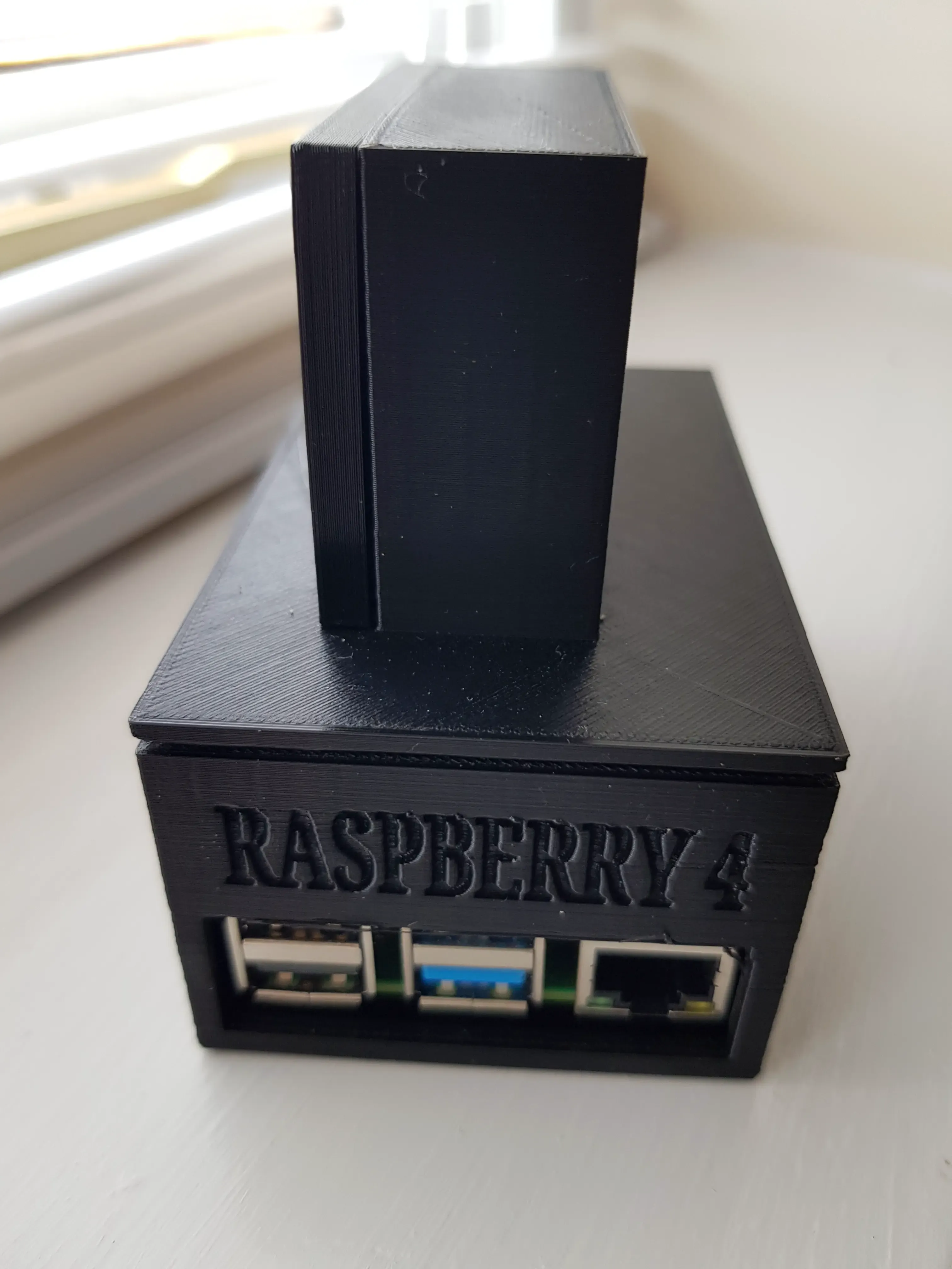 Raspberry Pi4 Case incorporating OLED case on the top.