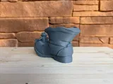 Macetero decorativo con forma de bota-4