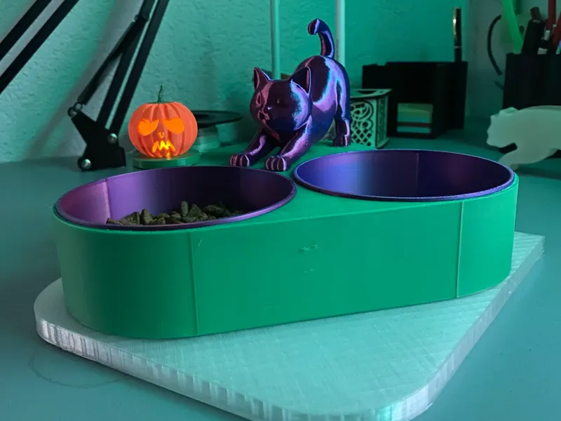 Doppelter Katzenfressnapf Halloween mit beleuchtetem Kürbis