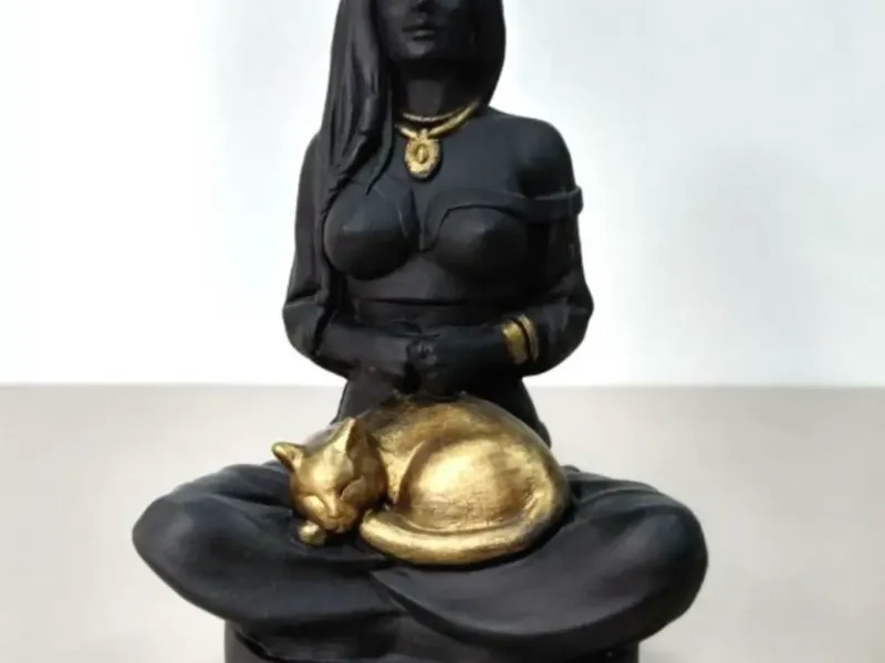 Escultura, Meditação e Companheirismo - Mulher Zen e Gato