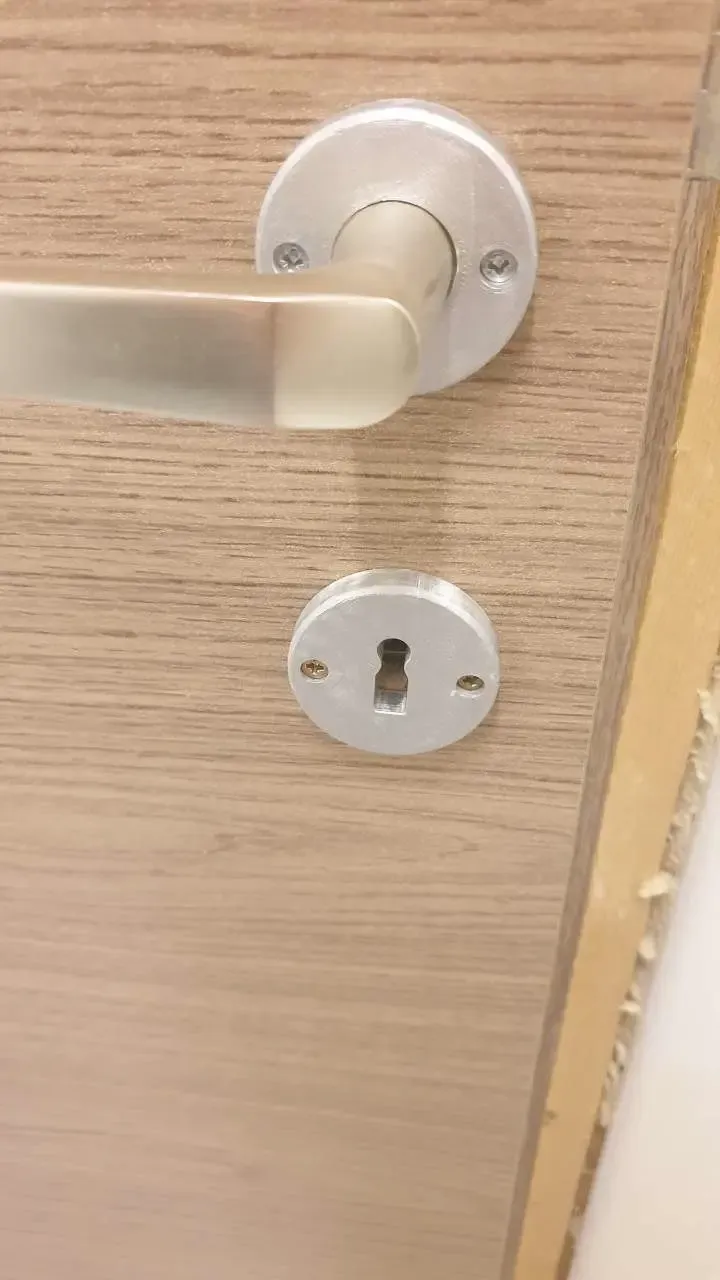 attacco porta con foro per la chiave