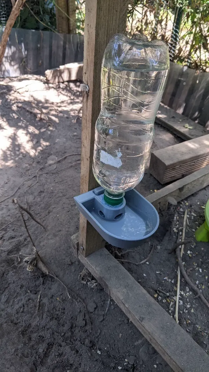 Dispensador de água para frangos 