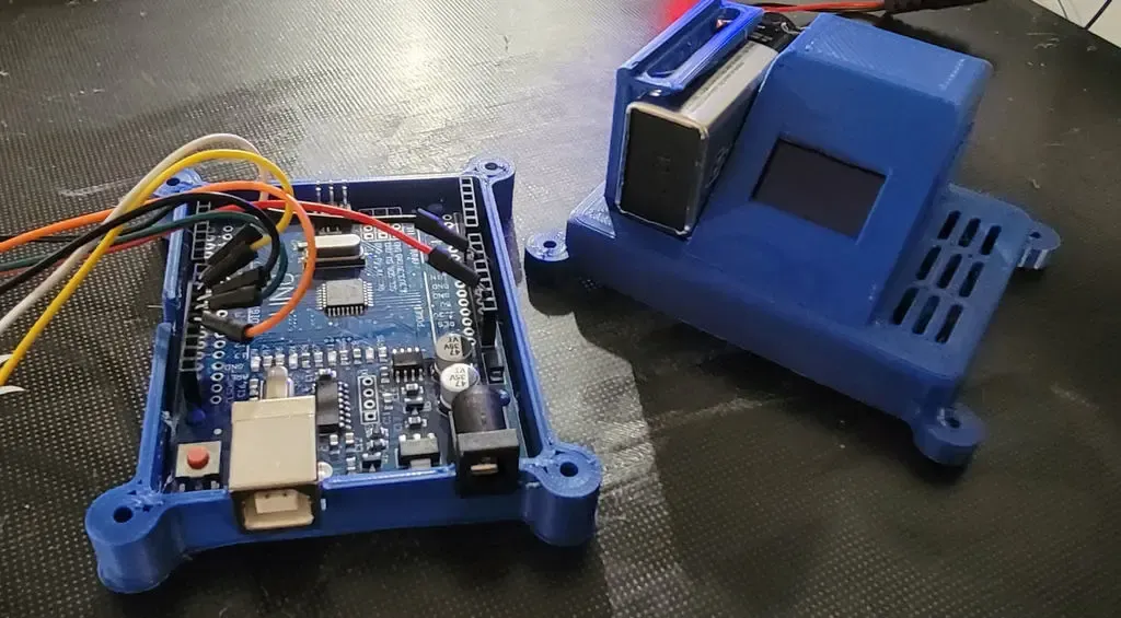 Arduino Uno R3 Case with OLED Screen and Battery Holder