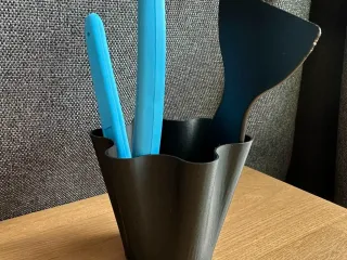 Wave pencil holder
