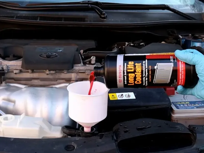 Entonnoir pour le liquide de refroidissement du radiateur de la TOYOTA Camry