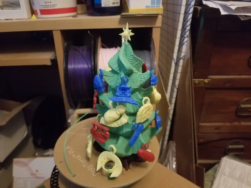 Arbre de Noël de bureau avec ornements d'Écritures bibliques