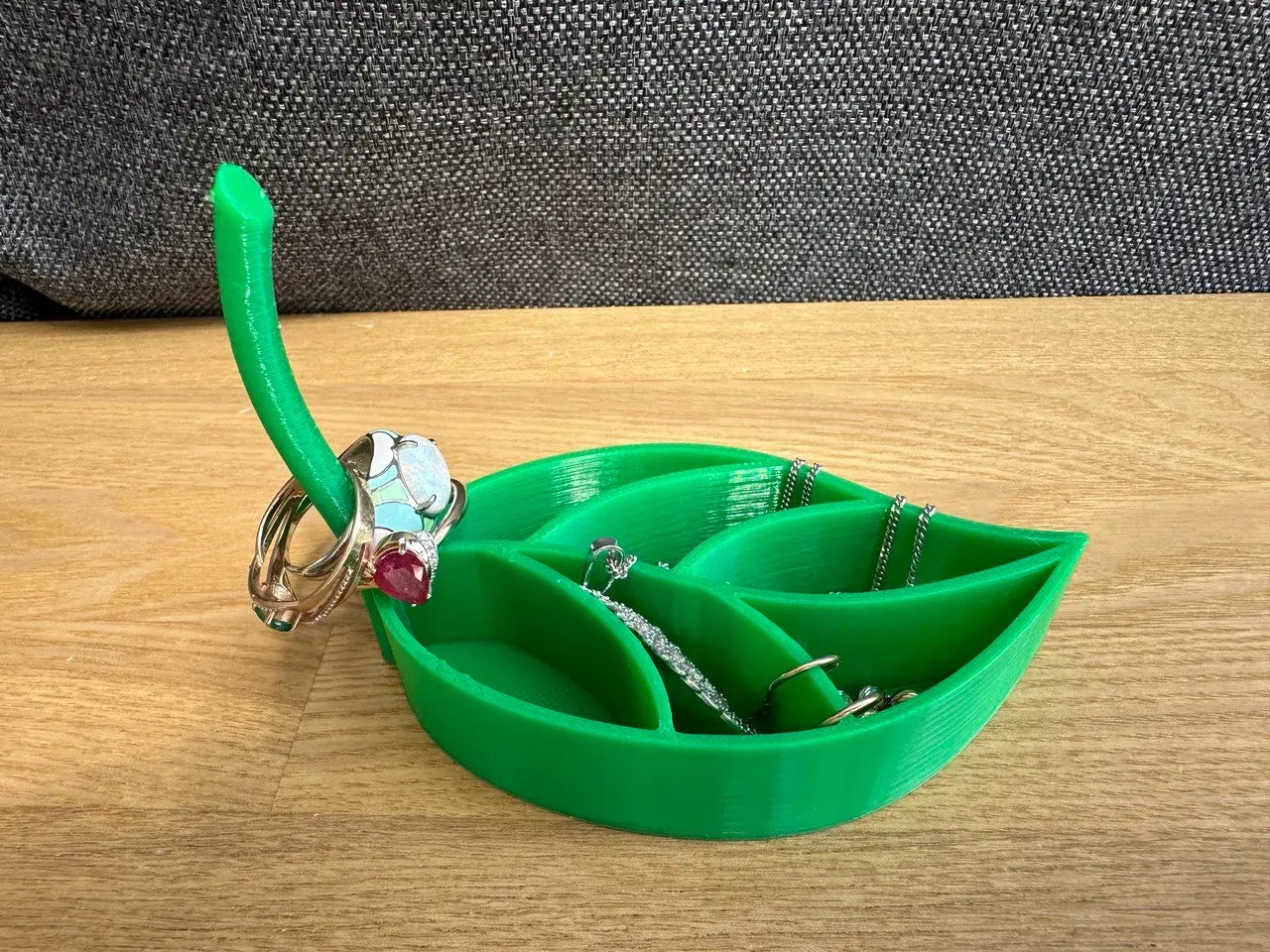 Leaf jewelry holder