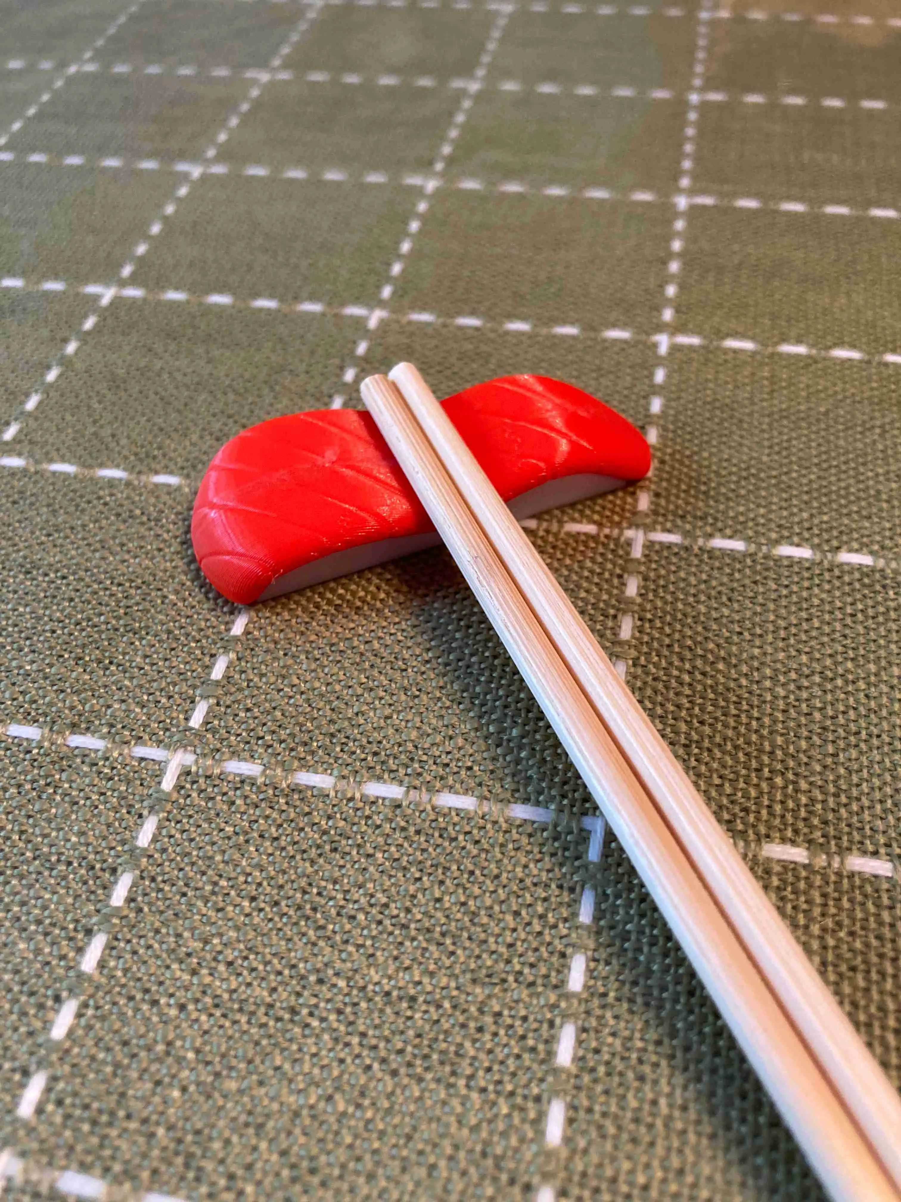 Porta bacchette per sushi al salmone