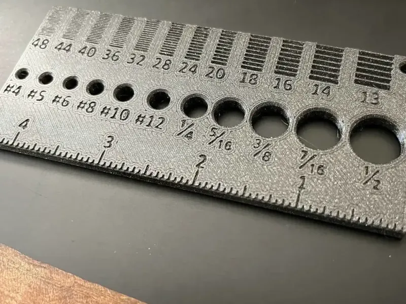 Calibre de parafusos com identificador de passo de rosca (métrico e SAE)