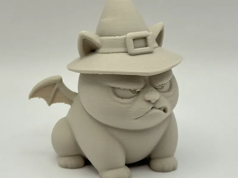 Chaton d'Halloween joufflu et grincheux