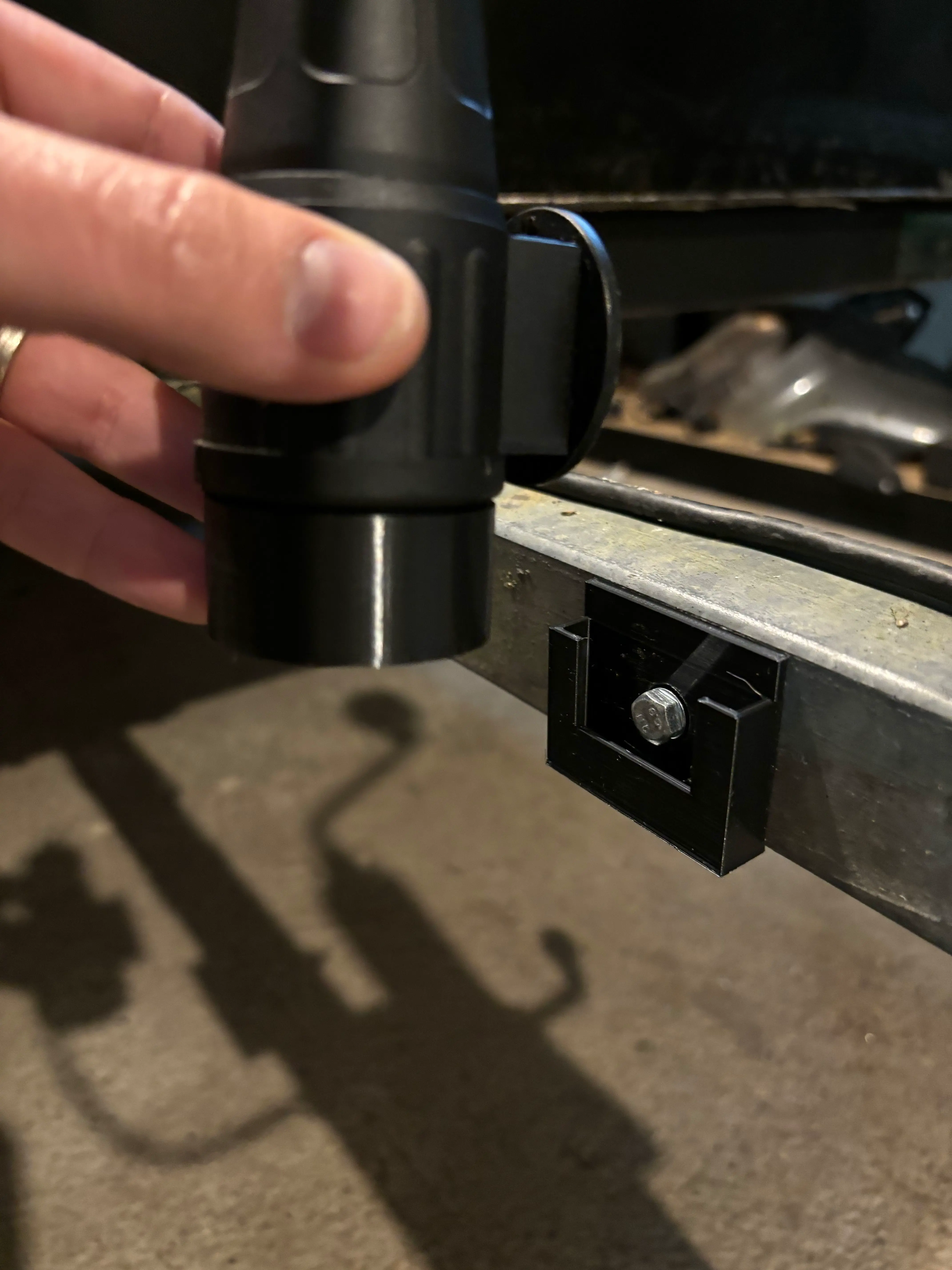 befestigung 13-poliger Stecker Anhänger