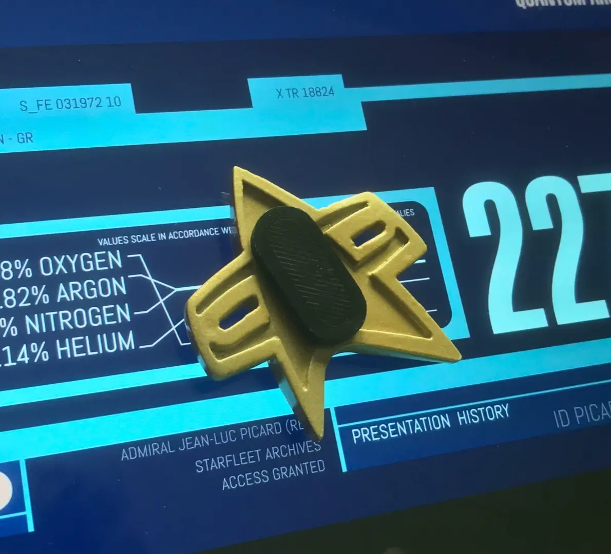 Star trek Picard  Flashback Combadge