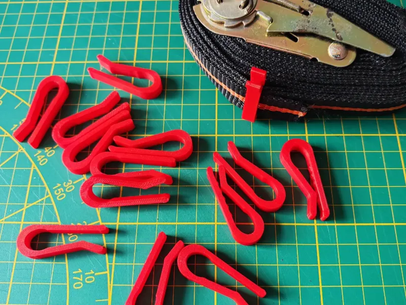 Clip di fissaggio per cinghie a cricchetto