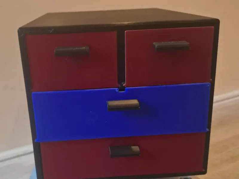 laden kastje voor op het bureau of tafel