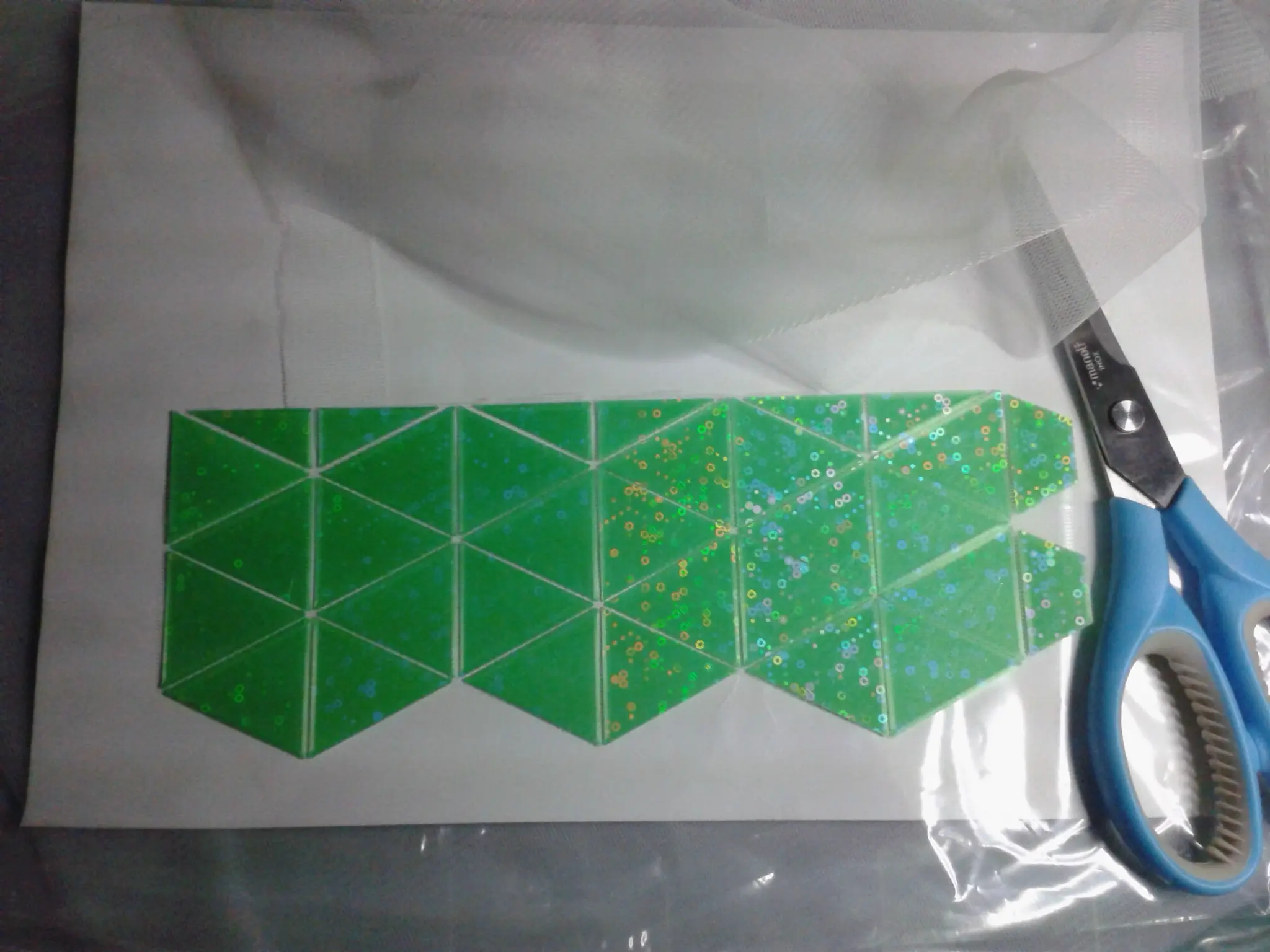 Caleidociclo con textil intercalado entre dos capas