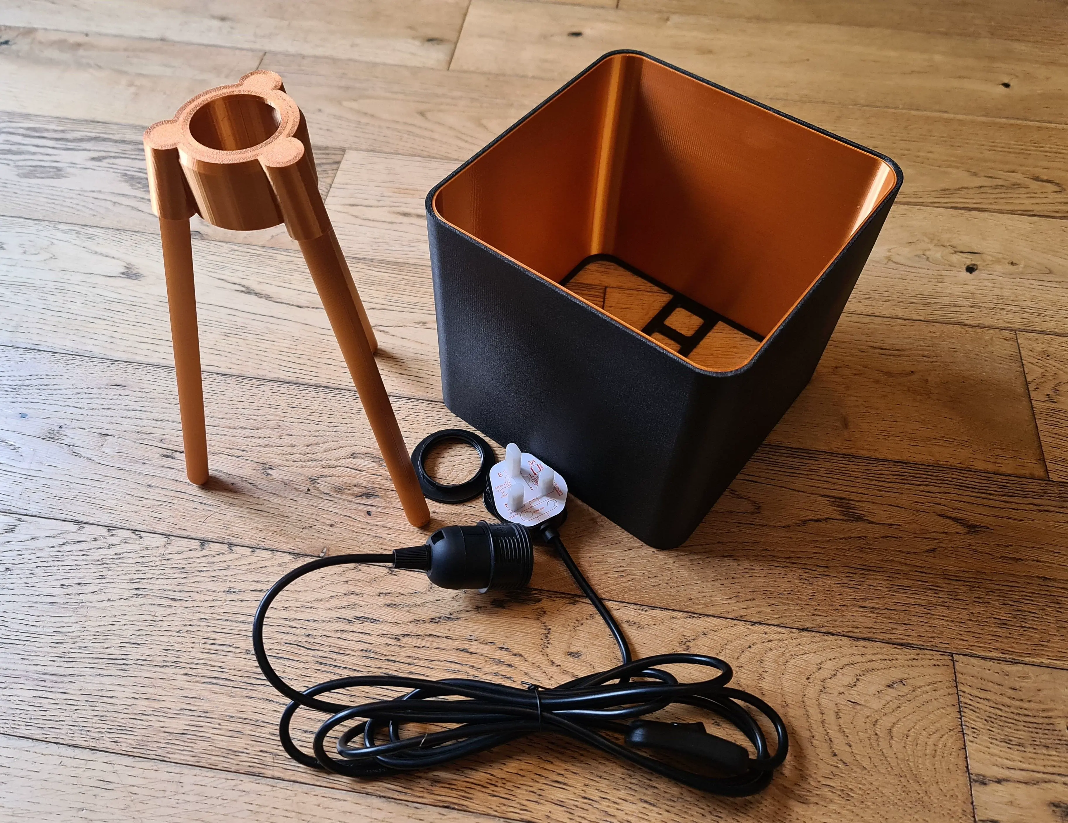 Çıkarılabilir gölge astarlı Modern Şık Tripod Küp Lamba