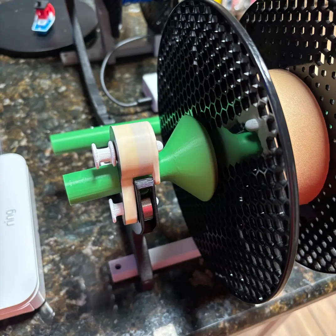 Pastamatic spool retaining lock