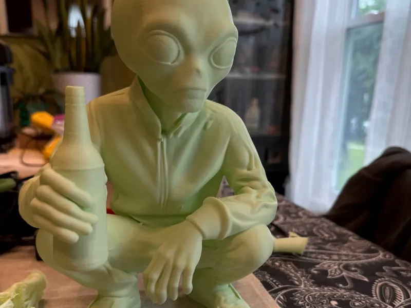 Hockender Alien - Street-Style-Miniatur mit Flasche
