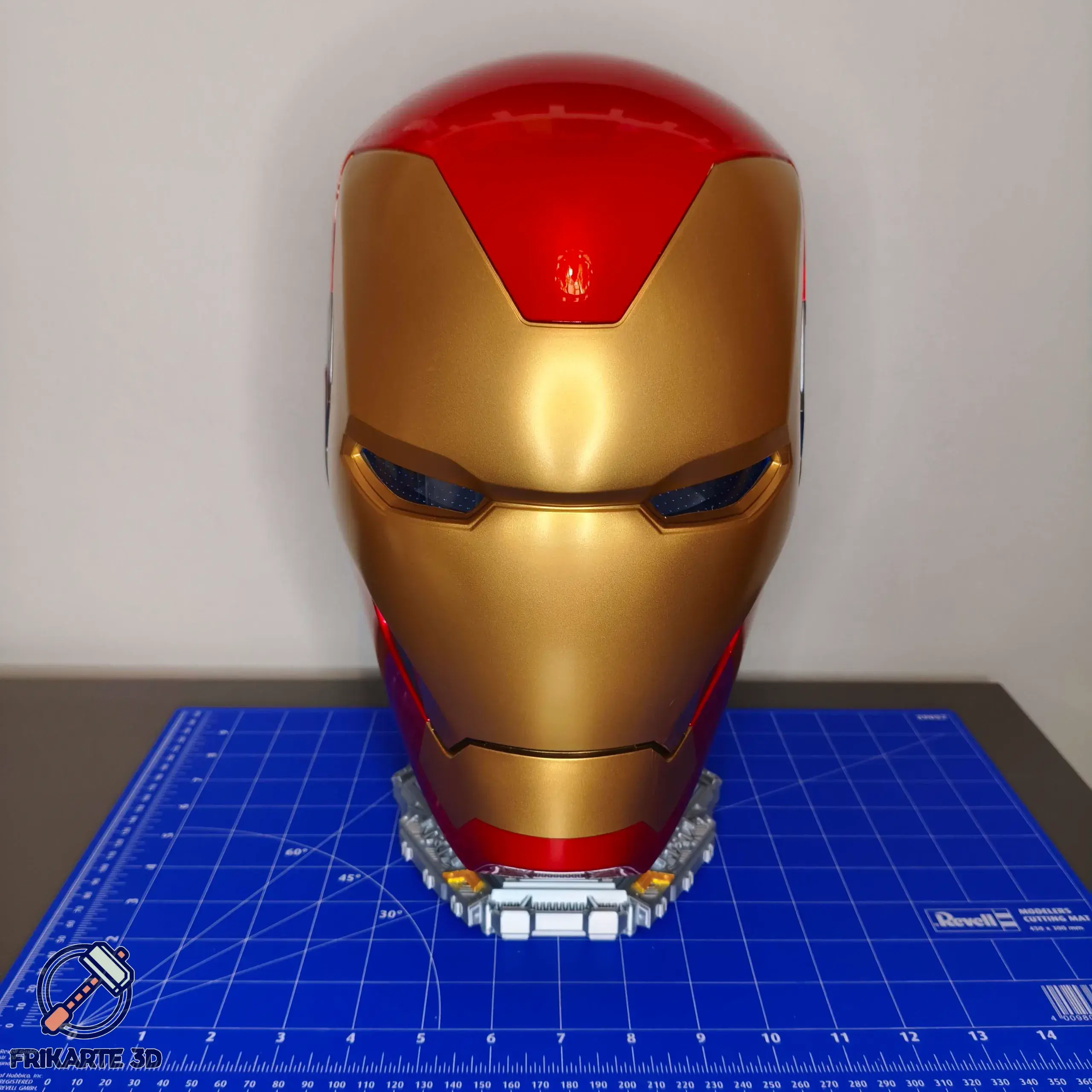 Nano ARC Iron Man Helmet Display Stand
