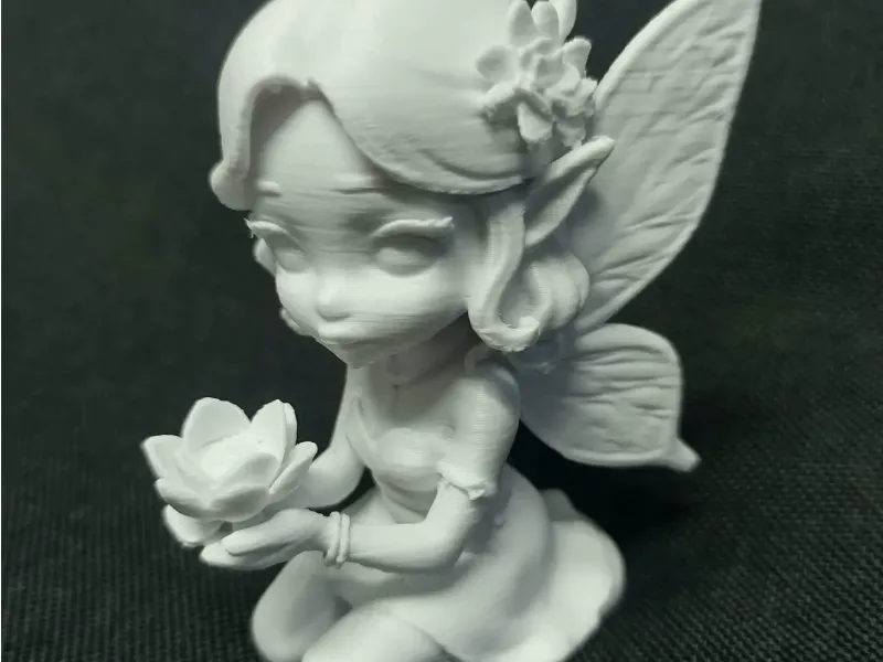 Detaillierte Lotusfee mit Blüte, magische Gartenfigur
